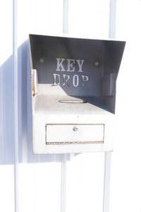 lot 334 image: Metal wall mount key box with keys