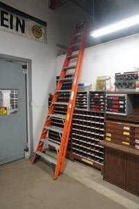 lot 333 image: 12 Werner Fiberglass step ladder-like new