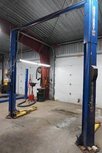 lot 1 image: Rotary 9000# Double post car hoist