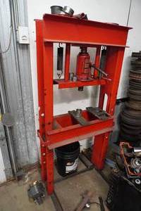 lot 6 image: 20 Ton Press with attachments