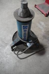 lot 16 image: Bishman 570 Bubble Balancer