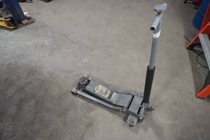 lot 21 image: Pittsburg HD 2 T  floor jack wrapid pump