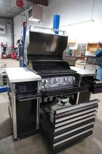 lot 56 image: Snap On Gas grill wstereo, tank & cover