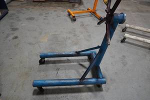 lot 73 image: Blue Portable engine stand