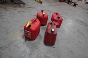 lot 60 image: 4) Poly gas cans