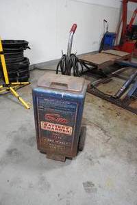 lot 79 image: Sun Portable battery Charger 6 & 12 Volt