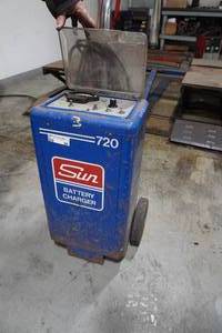 lot 80 image: Sun Portable battery Charger 6 & 12 Volt