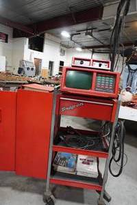 lot 82 image: Snap On Engine Analyzer and cabinet