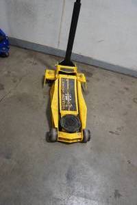 lot 99 image: Yellow Jacket 3 T floor jack