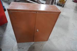 lot 113 image: Brown locking cabinet w5 shelves & key