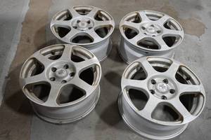 lot 119 image: 4) Aluminum rims 15 x 6   Five bolt 4.5