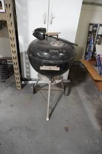 lot 129 image: Weber kettle charcoal grill