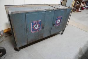 lot 137 image: Sun double door metal cabinet on rollers