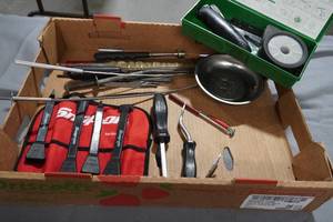 lot 158 image: Snap On Trim tools & universal handy bundler
