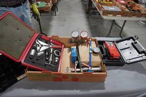 lot 160 image: Air conditioning leak detector, service tools