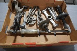 lot 162 image: Assorted pullers & slide hammer