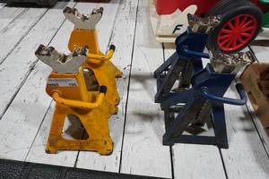 lot 195 image: 4) Jack stands, 2 blue, 2 yellow