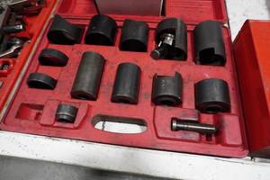 lot 205 image: Ball joint adapter kit & press tool kit