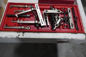 lot 206 image: Snap On puller kit