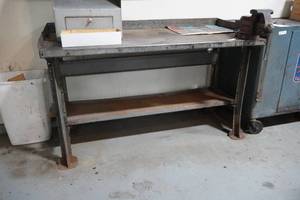 lot 136 image: Metal Work bench wrepaired vise