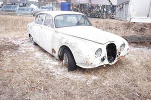 lot 329 image: 1966 Jaguar project car-titled car