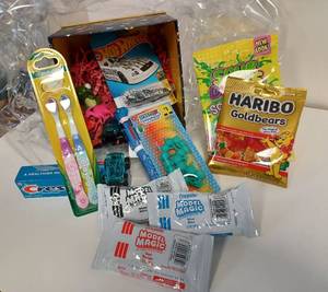 lot 20 image: Childrens Gift Box of Fun