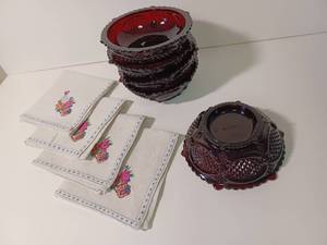 lot 28 image: Avon Glass Dessert Bowls with Napkins