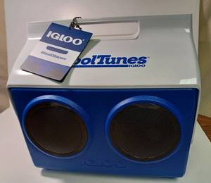 lot 52 image: Igloo Kooltunes Playmate Cooler