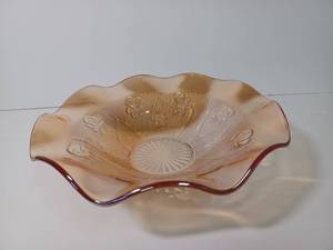 lot 89 image: Vintage Carnival Glass Bowl