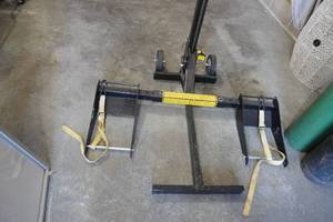 lot 122 image: Mo Jack EZ Lift for raising lawn mowers