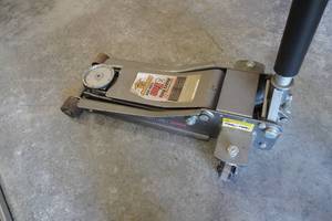 lot 132 image: Pittsburgh HD 3 ton rapid pump low profile floor jack