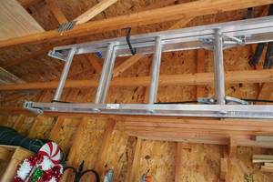 lot 170 image: Keller 32 Aluminum Extension Ladder-Flat rungs