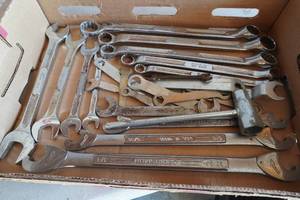 lot 173 image: Stabdard Craftsman & Snap-On end wrenches