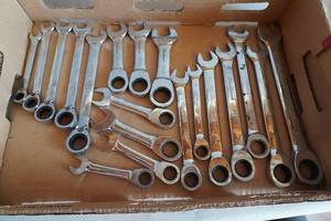 lot 174 image: Metric up to 18 end wrenches, speed and open end