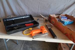 lot 185 image: Pop rivert gun, hand tacker, stapler