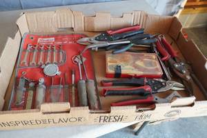 lot 186 image: Tin snip, Snap On Ignition set, 3 crescent wrenches