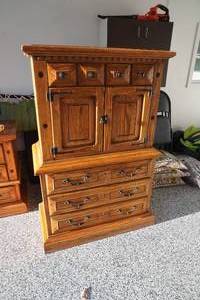 lot 119 image: Oak ChestArmoire (matches lot 118) 60 T x 39 W x 20