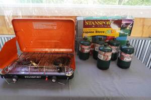 lot 16 image: Harley Davidson Grill and 5 propane tanks