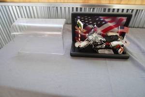 lot 23 image: Harley Davidson 2007 Limited Edition Christmas Bike