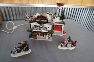 lot 75 image: Harley Davidson Diorama Dealership wDisplay Bikes