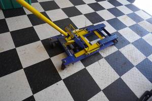 lot 104 image: Hydraulic Lift Bike Stand 1500# capacity