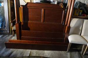 lot 6 image: Queen size Head & Footboard with 86 Spindles