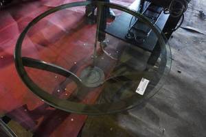 lot 18 image: Small 26 Round Table wglass top 23 T