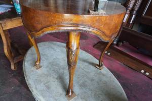 lot 31 image: Round Four leg ornate table 27 Diameter 24 H