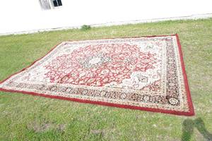lot 56 image: Persian Classic 93 X 1210 Red Medallion (little fraying)