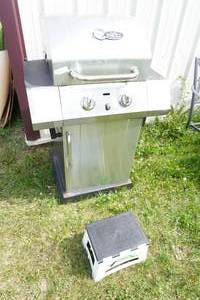 lot 63 image: Char Broil Red Gas Grill & Step (no tank)