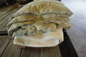 lot 86 image: Blankets, rugs and curtains