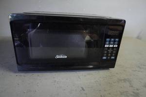 lot 98 image: Sunbeam microwave oven wturntable