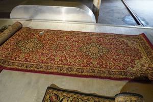 lot 138 image: Rug Runner 27 X 77