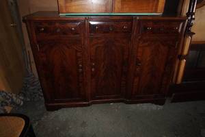 lot 46 image: Buffet w Three doors & 3 drawers 61 X 43 T X 20 D
